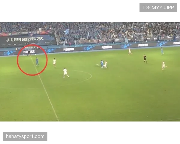 越位旗示意边裁举旗与延迟示警的判罚含义