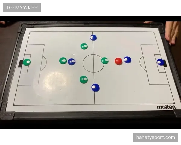 足球规则视角：战术阻挡进攻何时构成犯规判罚？